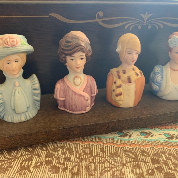 VTG Avon 1983-84 “American Fashion Lady” thimbal collection and rack - Picture 3 of 6